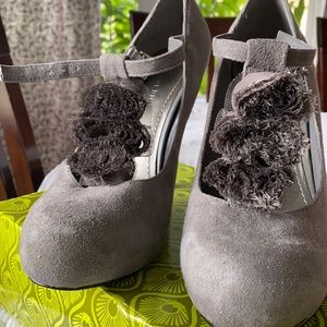Gianni Bini Gray suede T- strap heel size 9.5